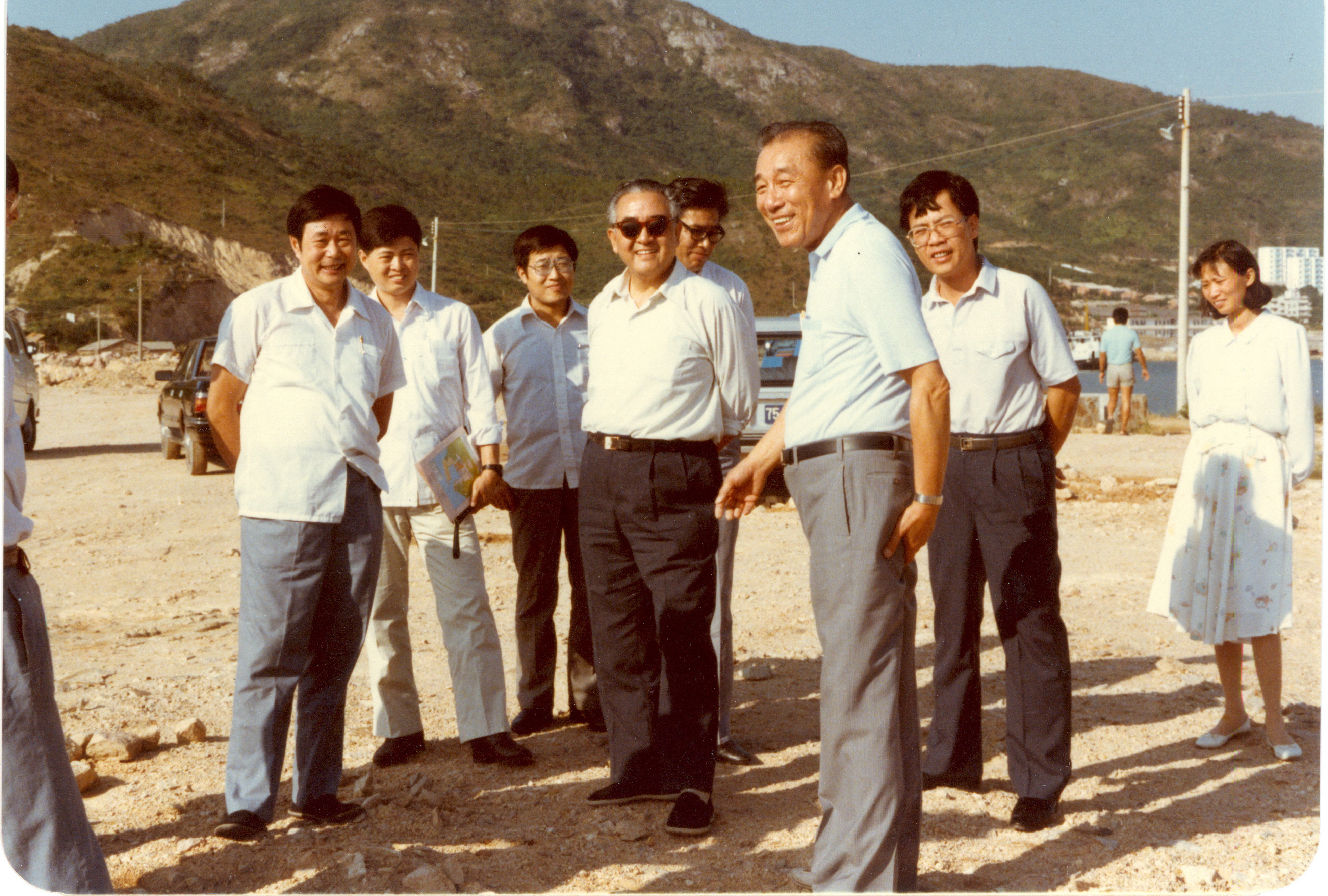 01.最美的梦想，1982年，与袁庚在蛇口赤湾基地现场，研究基地建设问题.jpg