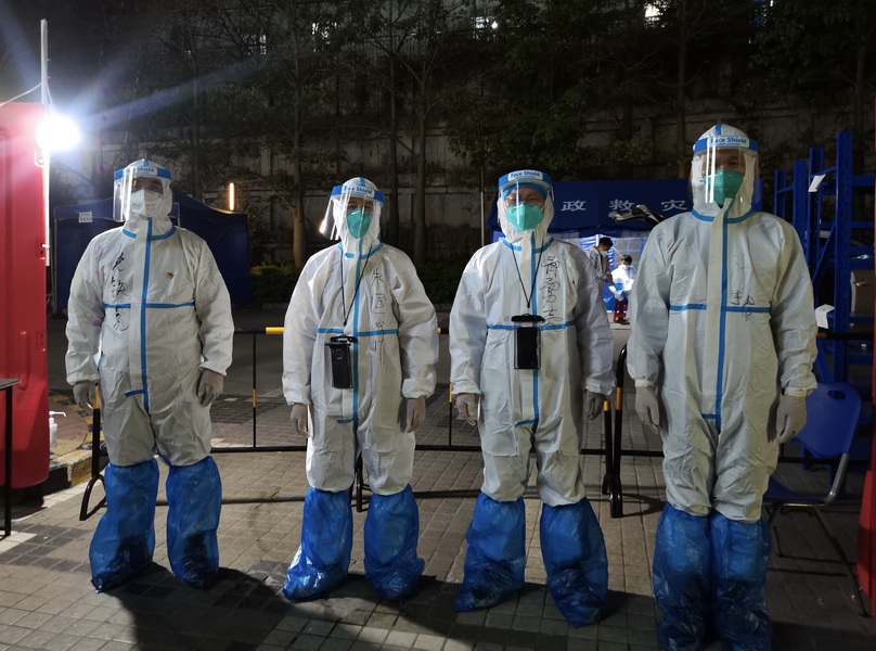 1647675735651637.jpg 赤湾物业员工防疫不防爱星夜服务住户_调整大小.jpg