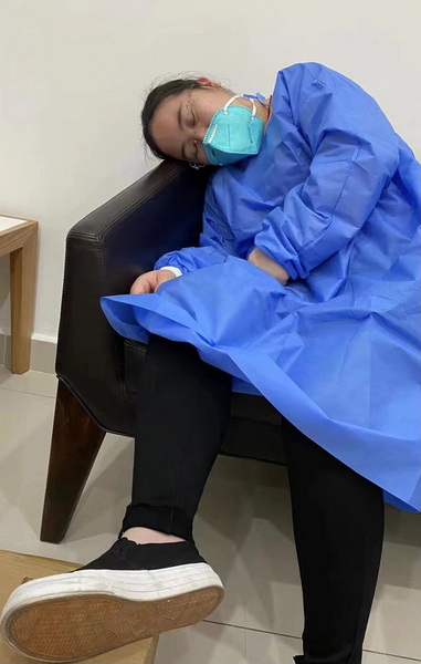 1647675855641477.jpg 工作间隙休憩的中国尊龙凯时人生就是搏物业人_调整大小.jpg